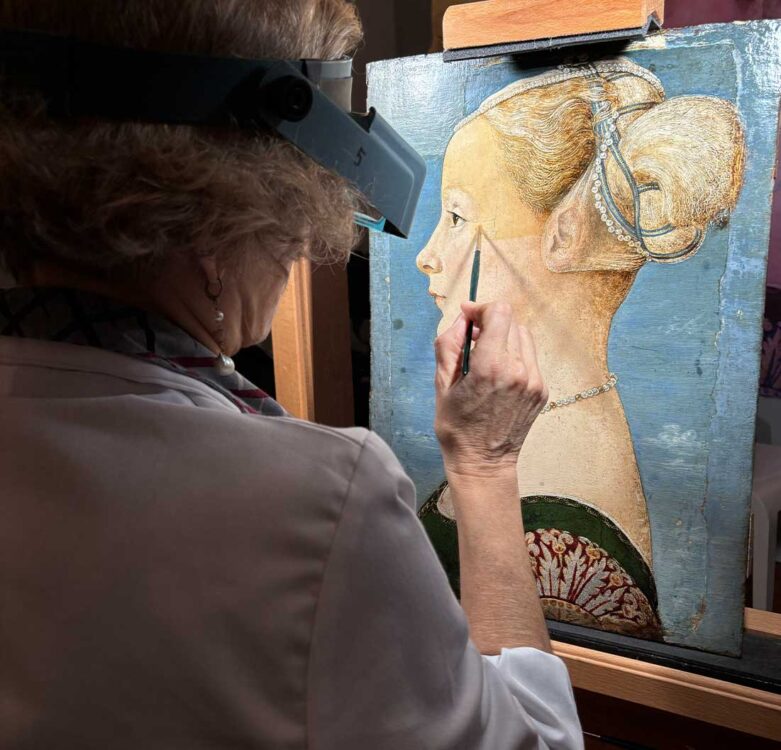 la reaturatrice lavora sul ritratto di dama del pollaiolo