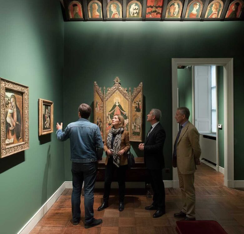 3 visitatori partecpano a una visita guidata nelle sale del lombardi